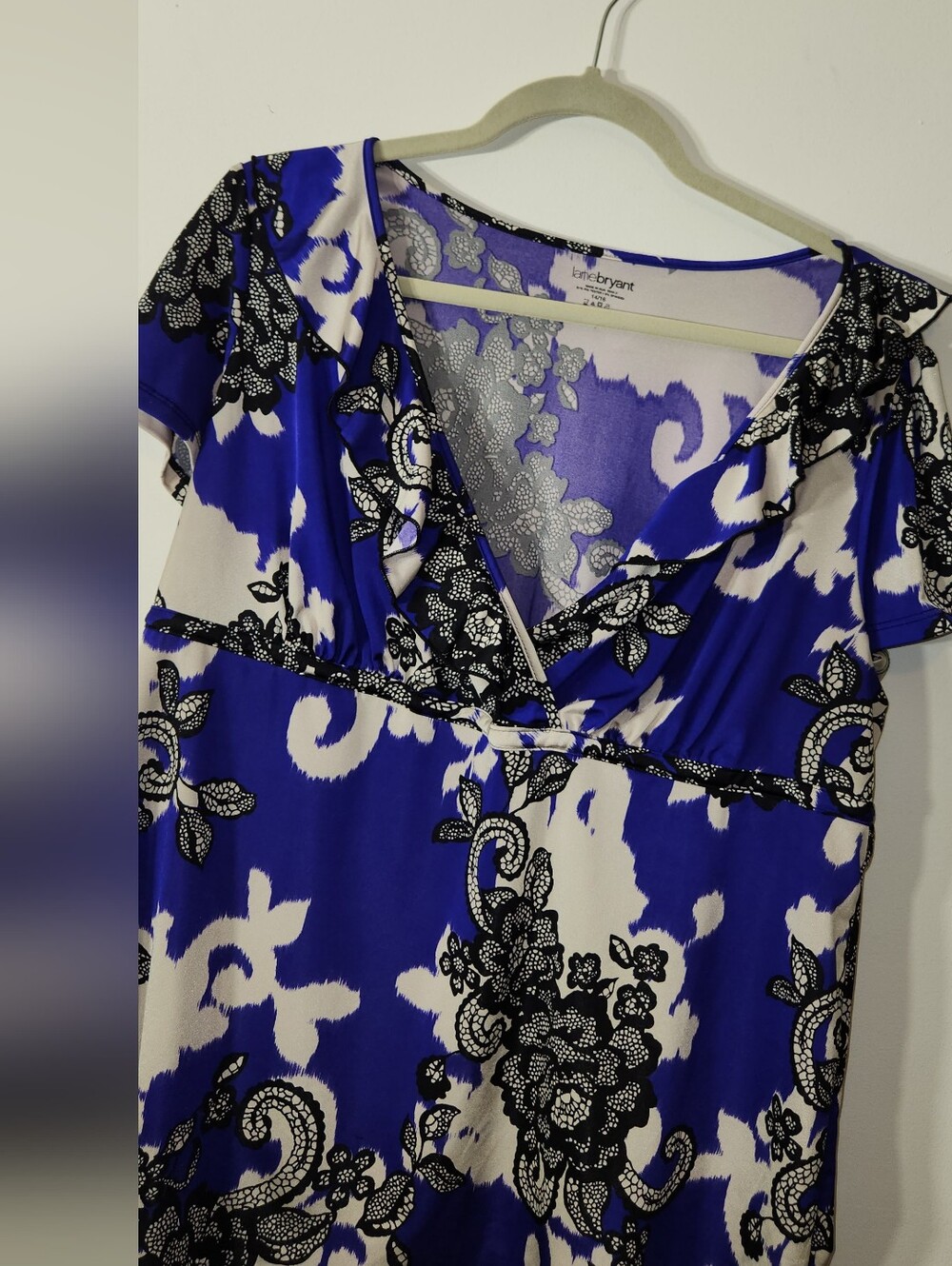 💙🤍Blue & White Floral Wrap-Style Top. Lane Bryant. 14/16